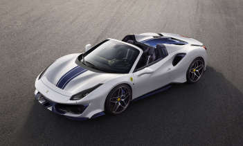 Дизайнеры бренда стремились сохранить идеальный баланс между аэродинамической эффективностью и спортивной агрессией. Вся концепция дизайна пересмотрена и демонстрирует новые внешние и внутренние решения, включающие новые легкие детали, щедро использу