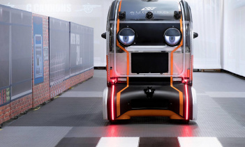 JLR протестировал автомобиль с 500 испытуемыми, но пока результаты не опубликовала. Если вас интересует наше мнение - эти глаза настолько жуткие, что еще больше отпугнут от автономных машин. JRL мыслит в правильном направлении, но мы надеемся, что ко