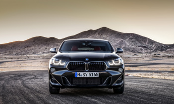 Начнем с системы трансмиссии. 2019 BMW X2 M35i оснащен гибким двигателем с турбонаддувом 2.0 TwinPower с четырьмя цилиндрами и общей мощностью 302 л.с. и 450 Нм крутящего момента. Он работает с передовой интеллектуальной системой AWD xDrive и новой с