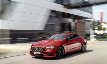 Оба автомобиля идентичны, когда речь идет о дизайне интерьера и имеют множество вариантом персонализации. Mercedes-AMG GT 43 будет стоить 95 259,50 евро в Германии, включая 19% НДС, Mercedes-AMG GT 53 будет продаваться по цене 109,182.50 евро.