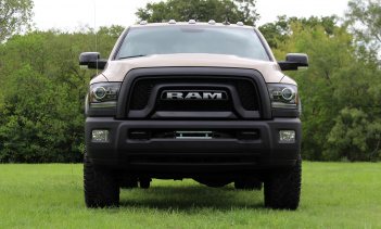 И, конечно же, чтобы поддержать дизайнерские изменения, команда также установила новые черные колеса, которые дополняют мощную концепцию.