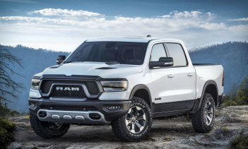 Помимо этого, Rebel 12 получил внутреннюю отделку из кожи с подогреваемыми передними сиденьями и эксклюзивными металлическими решетками на динамиках, которые покрыты красной отделкой.