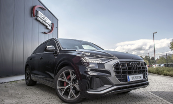 Она оптимизирует реакцию дроссельной заслонки и способствует довольно быстрому разгону от 0 до 100 км/ч - всего за 6,3 секунды. Неплохо для внедорожника, верно? То, что также делает этот гаджет таким желанным, заключается в том, что его можно легко п