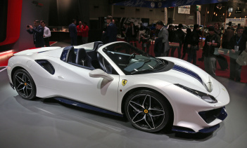 Новый Ferrari 488 Pista Spider использует самый мощный двигатель Ferrari V8. 3,9-литровый V8 производит 720 л.с. при 8000 об/мин и 770 Нм при 3000 об/мин. Pista Spider достигает 100 км/ч всего за 2,85 секунды и 200 км/ч за 8 секунд, а его максимальна