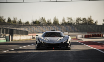 Apollo IE будет доступен в ограниченном производственном цикле из 10 автомобилей. Каждый автомобиль будет стоить в районе 2 300 000 евро. Мощность исходит от 6,3-литрового двигателя V12, который производит 790 л.с. и 760 Нм крутящего момента. Корпус 