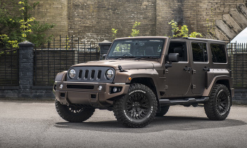 И последнее, но не менее важное: Kahn Design провел некоторые обновления и в салоне – здесь появились кожаные спортивные сиденья GTB Sport с серебряной контрастной строчкой, центральный перчаточный ящик, подлокотники и крыша с аналогичной отделкой, в