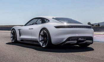 Автопроизводитель использует пару постоянно работающих синхронных электродвигателей. «Асинхронные электронные двигатели явно более доступны, - сказал Мейер. Но вы можете «только один раз перегрузить двигатель, когда вы хотите добиться высокого динами