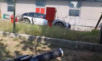 Ferrari не распространяется относительно двигателя, но подтвердил, что внедорожник будет доступен либо как гибрид, либо с двигателем внутреннего сгорания. Слухи предполагают, что гибридный вариант будет включать двигатель V6. Кстати, таинственный гиб