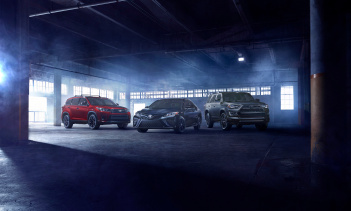 2019 Camry, уже популярен благодаря своему стильному и функциональному интерьеру, Toyota подготовила тонкие обновления до уровня отделки SE, который поставляется с черными 18-дюймовыми колесами и черным спойлером, которые являются изюминкой пакета. Д