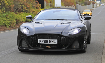 Под капотом Aston Martin DBS Superleggera Volante будет стоять такой же движок как и в купе. Его 5,2-литровый двигатель с двойным турбонаддувом V12 производит 725 л.с. и 900 Нм крутящего момента. Ожидайте, что разгон от 0 до 100 км/ч займет чуть боле