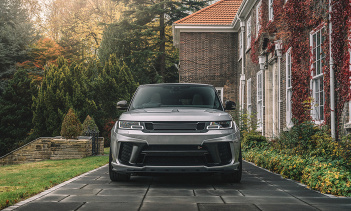 С точки зрения интерьера, команда Kahn Design установила спортивные сиденья в стеганой и перфорированной коже, позволяя пассажирам справляться с любыми дорожными проблемами с комфортом и удовольствием.