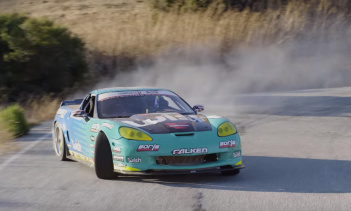 Думаете дрифтить на Нюрбургринге было сложно? Попробуйте справиться с 1000-сильным Corvette на горной дороге без ограждений.