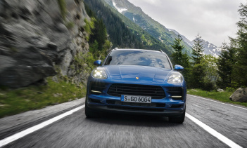 Команда Porsche также предлагает множество дополнительных лакомств, которые могут сделать автомобиль еще более привлекательным: 2019 Macan можно заказать с опциональным рулевым колесом GT Sport с кнопкой переключения режимов, кнопкой «спорт», ветровы