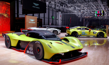 Всему свое время. В любом случае дорожный автомобиль Valkyrie будет оснащаться 6,5-литровым двигателем V12 от Cosworth мощностью 1,130 л.с. Также он получит гибридную аккумуляторную систему Rimac, а также семиступенчатую коробку передач от Ricardo. О