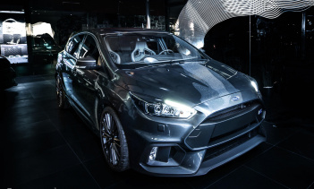 Кожей также были отделаны ручной тормоз, редуктор и центральная консоль с контрастными желтыми акцентами. Рулевое колесо также было покрыто прецизионной перфорированной кожей.