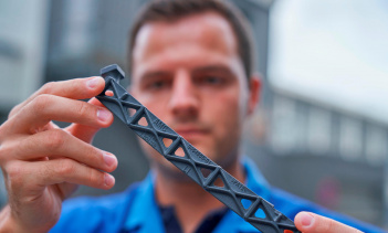 Все началось еще в 2010 году, когда BMW должен был сделать, среди прочего, шкив водяного насоса для своих автомобилей DTM. Всего за два года в производство было добавлено использование новой 3D-технологии, особенно для Rolls-Royce Phantom. Сегодня эт