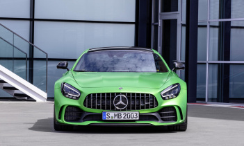 Эта версия до сих пор предлагает 515 лошадиных сил и 670 Нм крутящего момента, и стоит между базовым AMG GT (с 469 л.с. и 630 Нм) и AMG GT C (с 550 л.с. и 680 Нм) и ниже GT R (с 577 л.с. и 700 Нм). Но мы сомневаемся, что эта машина останется незамече