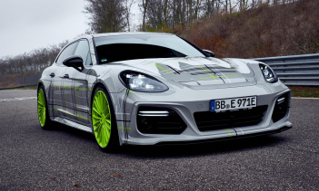 Благодаря твин-турбо 4-литровому V8 и электродвигателю, производящим комбинированную мощность в 680 л.с. и 848 Нм крутящего момента, Porsche Panamera Turbo S E-Hybrid уже является одним из самых быстрых седанов на планете, способных разгоняться до 10