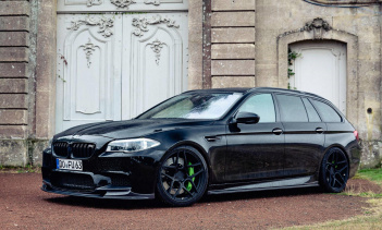 Интерьер также был модернизирован и теперь обтянут кожей и алькантарой с ярко-зеленой строчкой, подходящей к тормозным суппортам.