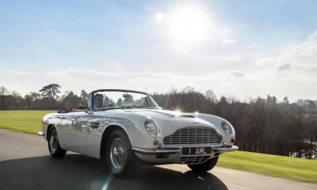 Довольно уникальное предложение, верно? Кажется, что Aston Martin упустил из виду тот факт, что Jaguar Land Rover предлагал ту же услугу для Jaguar E-Type Zero - по крайней мере в течение последних 6 месяцев. Да, Jaguar также готов взять ваш E-Type и