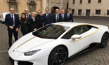 Все, что вам нужно сделать, это купить билеты. Каждый билет стоит доллар за цент. Победитель получит автомобиль, который был благословлен и подписан Папой Римским Франциском, а также поездку в Ватикан для получения ключей во время закрытой церемонии 