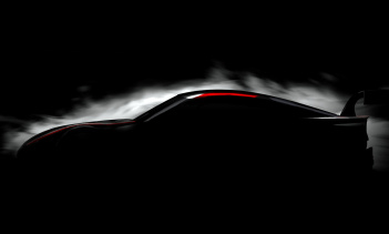 Это будет не первая гоночная версия Supra, которую мы видели, и не единственная, которая будет участвовать в соревнованиях. Лишь прошлым летом компания показала еще одну машину, разработанную Toyota Racing в США для участия в NASCAR Xfinity Series. И