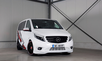 Также, с точки зрения интерьера, дизайнеры разработали обивку из черной кожи с ромбовидным рисунком с контрастными белыми швами, а отделка дверей, приборная панель и другие элементы покрыты тонкой высококачественной кожей.