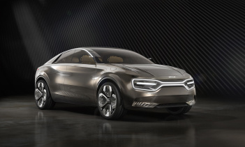 Колеса также способствуют визуальному выражению. Каждый из 22-дюймовых легкосплавных дисков оснащен четырьмя вставками из прозрачного акрилового стекла, полированного спереди и с алмазной огранкой сзади, которая отражает и преломляет свет, подобно ог