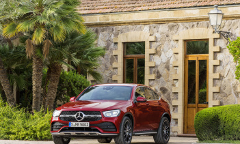 Что делает эту машину особенной, так это новая система подвески. В качестве альтернативы стандартной спортивной подвеске с адаптивным демпфированием, новый GLC Coupe оснащен DYNAMIC BODY CONTROL, которая регулирует амортизаторы стальной пружины на пе