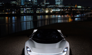 Однако, что делает эту модель особенной, так это действительно система трансмиссии и включение компонентов из карбона. Несмотря на то, что Battista традиционно выпускает легкие компоненты для автомобилей с высокими эксплуатационными характеристиками,