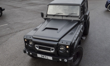 Эксклюзивная машина демонстрирует более жесткий дизайн с широким обвесом, включающим квадратные арки со встроенными вентиляционными отверстиями и отверстиями для болтов.