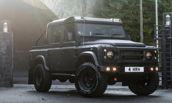 В салоне появляются спортивные сиденья GTB с отделкой из стеганой кожи, новое рулевое колесо из сатинированной серебристой стали и вентилируемые педали. Кроме того, появилось множество деталей ручной работы, таких как центральный перчаточный ящик из 