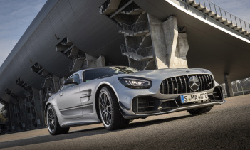 Благодаря своему эксклюзивному дизайну и гоночным технологиям, новый AMG GT R PRO, несомненно, является достойным участником эксклюзивной линейки. Поставки начнутся в конце 2019 года.