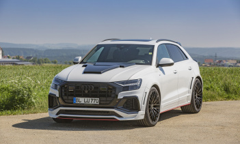 Для завершения внешних обновлений LUMMA Design также предлагает два собственных комплекта колес из легкого сплава: LUMMA CLR 22 LX с V-образными спицами, которые придают элегантный и сексуальный внешний вид. Они выпускаются размером 10x22 дюймов и 12