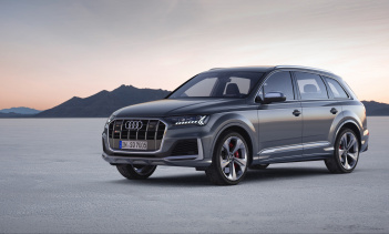 TDI SQ7 получает все атрибуты обновления среднего возраста Q7. К ним относятся более острый стиль, более тонкие фары и новый передний гриль. Вдобавок к этому SQ7 получает детали S-спецификации. Они включают модернизированную решетку, алюминиевые зерк