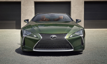 С точки зрения системы трансмиссии, автомобиль оснащен атмосферным 5,0-литровым двигателем V8, который развивает мощность 471 л.с. и соединен с 10-ступенчатой автоматической коробкой передач, которая передает мощность на задние колеса через дифференц