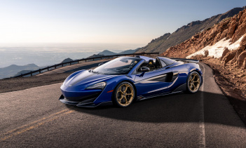 Внутри эта тема продолжается. Центральная лента Satin Gold расположена на рулевом колесе, удлиненных переключателях передач и в контрастной строчке. Подголовник имеет логотип Pikes Peak с золотой вышивкой и логотип с надписью «Коллекция Pikes Peak 1 