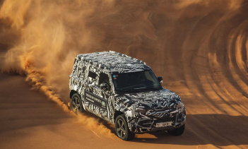 В видео, прикрепленном в верхней части этой статьи, легко увидеть, что Defender не суждено стать чемпионом по легкой атлетике. Значительный крен кузова - это нечто нормальное для такого кузова. Перейдите к 45-секундной отметке, и вы увидите прототип 