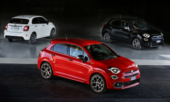 Помимо этого, клиенты могут заказать свой автомобиль с цветах White, Cinema Black, Fashion Grey или Italia Blue, которые можно совместить с черной крышей для двухцветного экстерьера.