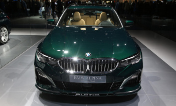 Система Variable Damper Control включает три режима COMFORT +, COMFORT и SPORT с одинаково настраиваемыми переменными режимами рулевого управления.