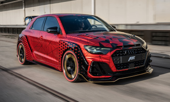 Пакет завершают новые колеса. 19-дюймовые кованые диски ABT ER-F выполнены в черном цвете и оснащены набором золотых аэрокольцев, установленных внутри, напоминающих автомобиль ABT Formula E.