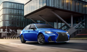 С точки зрения интерьера, новые машины оснащены гибким 2,0-литровым турбированным четырехцилиндровым силовым агрегатом, который вырабатывает в общей сложности 241 л.с. и совмещен с восьмиступенчатой автоматической коробкой передач. Версиис  AWD испол