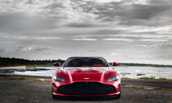 Что касается интерьера, DBS GT Zagato отличается мягкой кожей Cathness Spicy Red, стеганым сиденьем Zagato Z и атласным твилом. Конечно, есть компоненты карбона на переключателях на руле и на рулевом колесе. Кроме того, DBS GT Zagato - первая машина 
