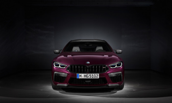 Что касается интерьера, новый BMW M8 Gran Coupe First Edition оснащен кнопкой настройки на центральной консоли, которая дает водителю прямой доступ к настройкам двигателя, амортизаторов, рулевого управления и тормозной системы. Эксклюзивное стандартн