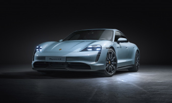 Taycan 4S можно заряжать с помощью высокоскоростной зарядной станции постоянного тока на 800В с максимальной мощностью 225 кВт для Performance Battery и 270 кВт для Performance Battery Plus. С любой батареей скорость зарядки от 5 до 80% может быть вы