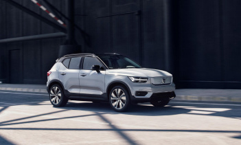 408 лошадиных сил и 320-километровым пробегом.