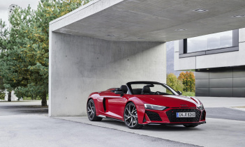 В спортивном режиме электронная система стабилизации Audi R8 RWD, системы настройки подвески и управления позволяют осуществлять управляемый дрифт.