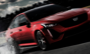 В самое ближайшее время Cadillac планирует представить так называемый Blackwings CT5-V с мощностью, исходящей от 6,2-литрового турбированного V4 LT4, того же двигателя, который питает уходящий C7 Corvette Z06 и CTS-V. Это означает, по крайней мере, 6