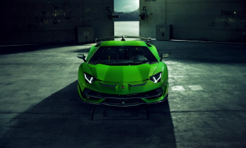 Новые карбоновые компоненты для улучшения аэродинамики включают новый увеличенный передний сплиттер и клапан, установленный на переднем бампере.