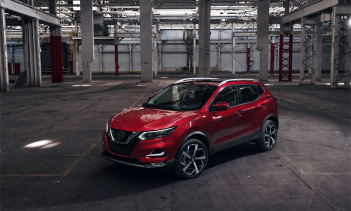 За вторым рядом имеется весьма внушительное грузовое пространство, доступ куда осуществляется через широкую заднюю дверь. Новый Rogue Sport также предлагает инновационную эксклюзивную систему класса Divide-N-Hide Cargo, которая является стандартной д